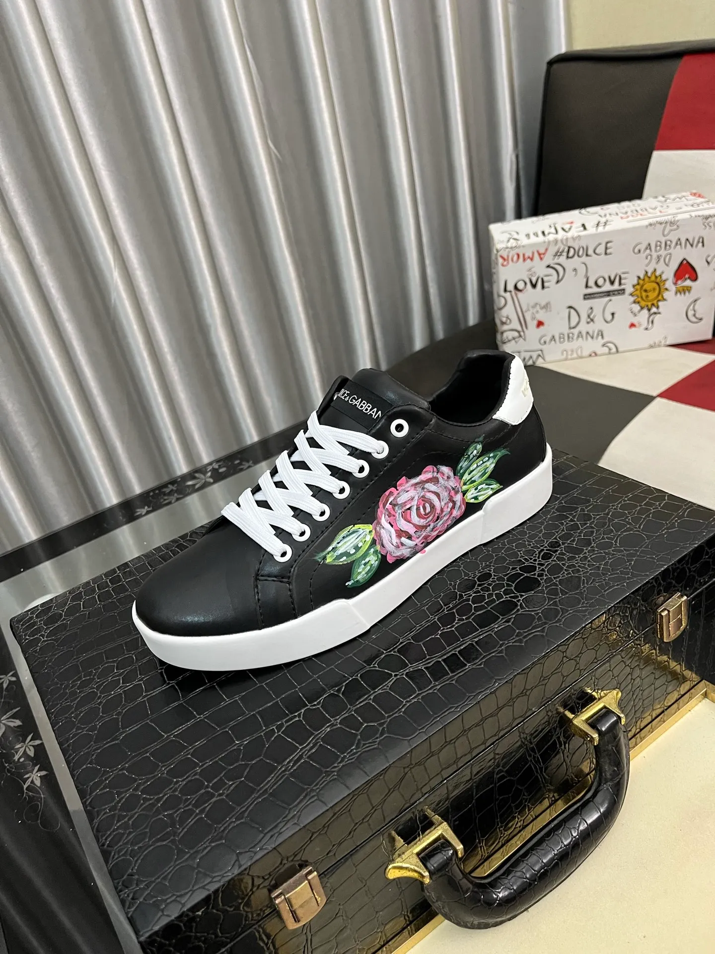 Men's shoes 💰440⌚️⌚️DG's latest popular 🔥🔥casual shoes, the tongue has the brand's iconic details, and the combination of silk cowhide and cow suede enhances the style. Fashionable and versatile, it can complement any look. Create an exquisite design with unique dynamic vitality and modern atmosphere, showing modern elegance. Size: 35-46